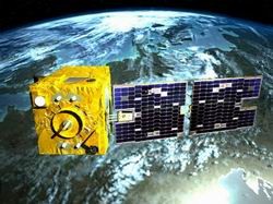 Hình mô phỏng vệ tinh VNRESat-1 hoạt động trên quỹ đạo.